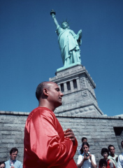 guru-at-statue-of-liberty-476x650.jpg